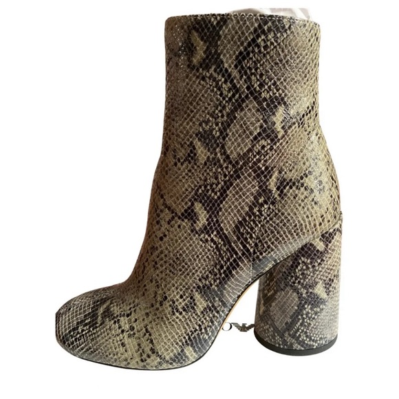 Armani genuine leather, ankle boots, brand new, NO BOX, size 38 (8=US) $275 - Picture 10 of 17